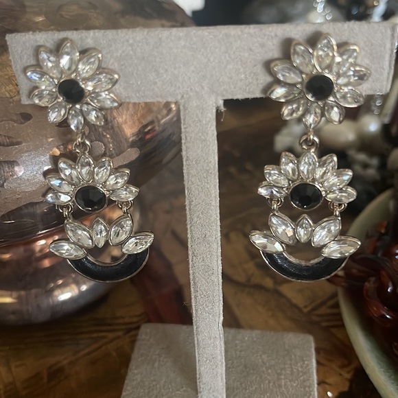 White House Black Market 2 1/2 inch floral black and clear crystal chandelier - Picture 6 of 10